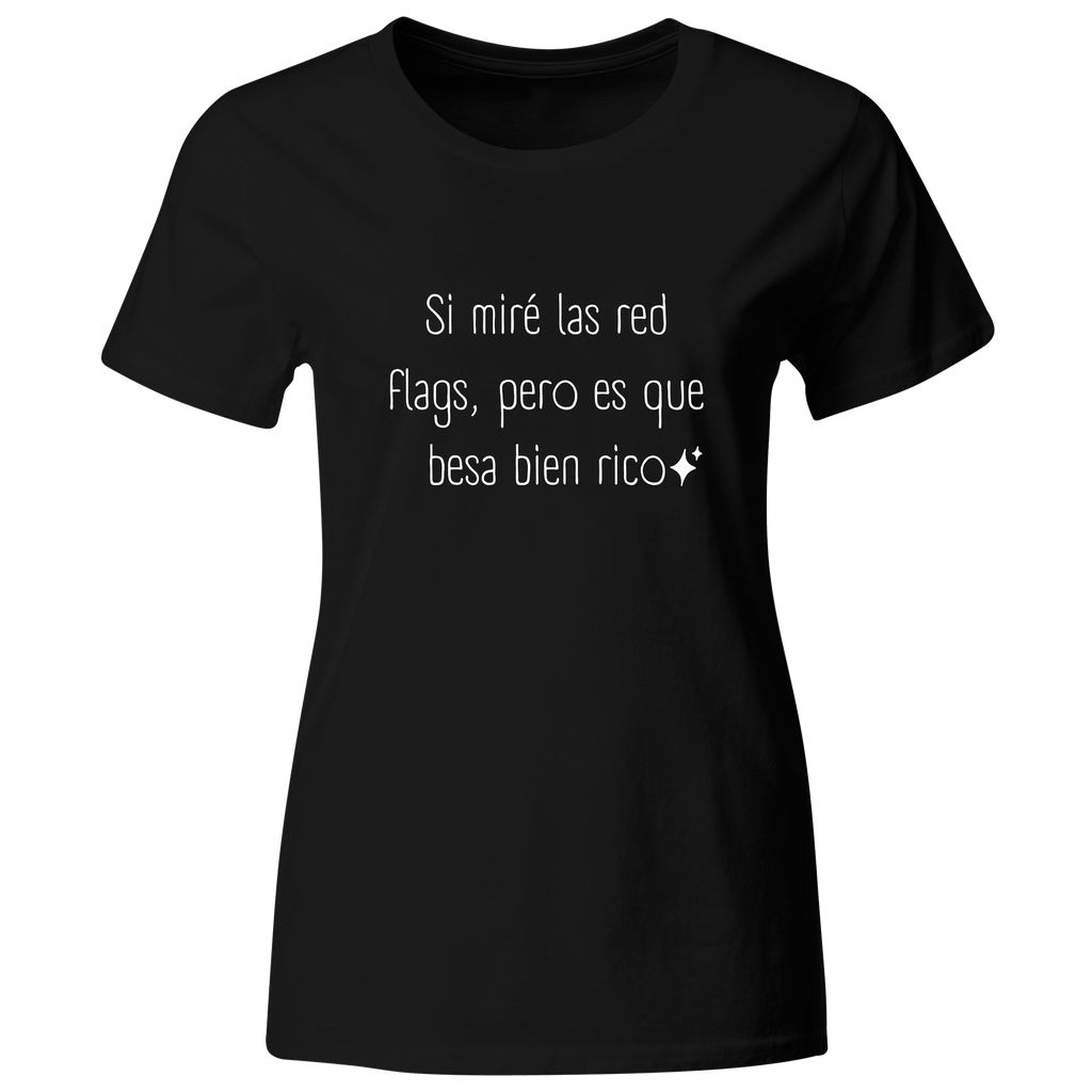 Playera Color Ic141. Frase meme: si mire las red flags pero es que besa bien rico