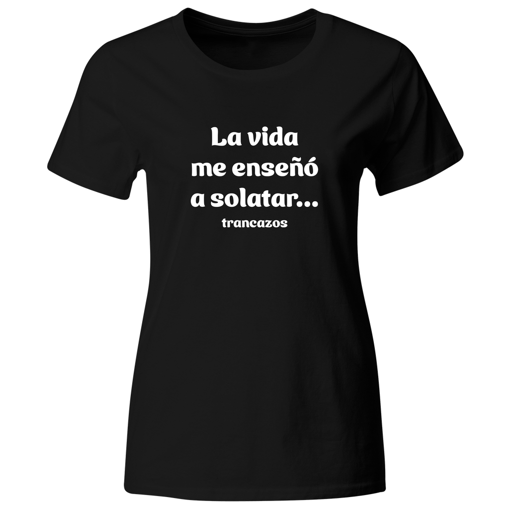 Playera Color Lk780. Frase Meme: La vida me enseñó a soltar... trancazos. 