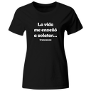 Playera Color Lk780. Frase Meme: La vida me enseñó a soltar... trancazos. 