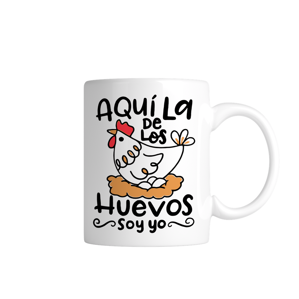 Taza 11 Oz LK529. Frase meme gallina aqui la de los huevos soy yo (Con nombre)