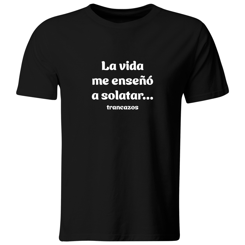 Playera Color Lk780. Frase Meme: La vida me enseñó a soltar... trancazos.  (Recto​, Negro​, Blanco)