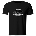 Playera Color Lk780. Frase Meme: La vida me enseñó a soltar... trancazos. 